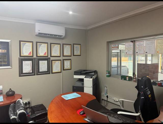 1,981M² BUSINESS FOR SALE IN BOKSBURG CENTRAL